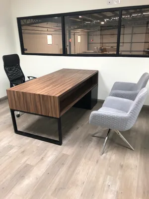 escritorio-sencillo-cafe-liso