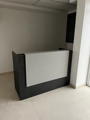 mueble-recepcion-gris-sencillo