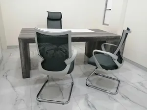 oficina-persona-escritorio-sillas