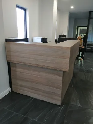 recepcion-de-oficina-madera