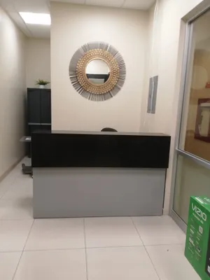recepcion-negra-oficina